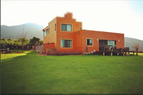 GRANJA TODO TERRENO AUTOSUSTENTABLE DE 12 HECTAREAS BARDEADAS EN VENTA