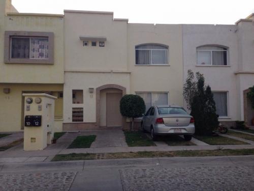 VENDO CASA AL PONIENTE DE REMATE CON DERECHO ALBERCA