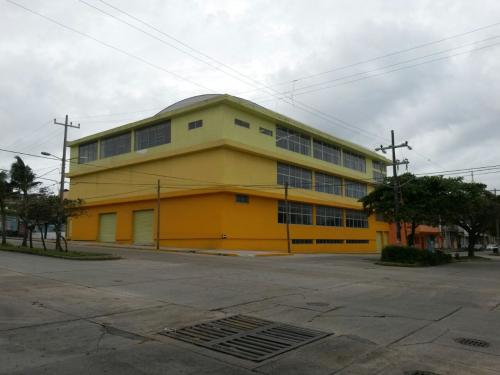 SE RENTA ENORME EDIFICIO