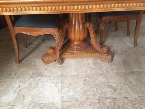 COMEDOR  EN MADERA DE CAOBA TALLADA 12 PERSONAS / NEGOCIABLE