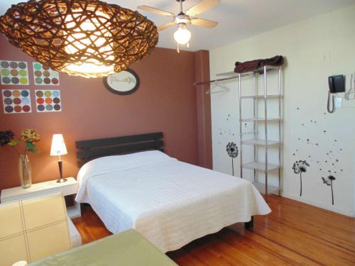 Habitación amueblada con cocina y frigobar,