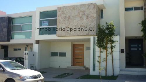 RENTO CASA 2 PLANTAS 180 M2 AL NORTE EN RUSELLO