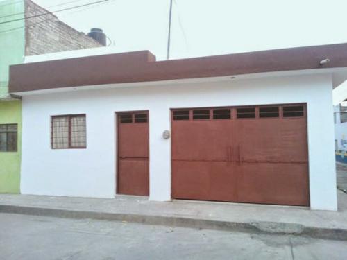 ES ESQUINA CASA REMODELADA, 3 RECÁMARAS UNIPLANTA