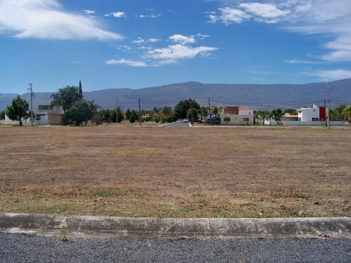 Tomo a cuenta su auto por 2 terrenos en coto Laguna de Cajititlan