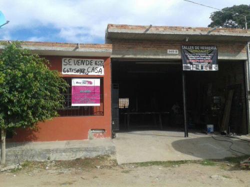 Amplia casa con solar a un lado