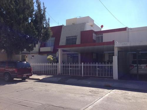 RENTO CASA A UN COSTADO CLÍNICA 1 DEL SEGURO SOCIAL