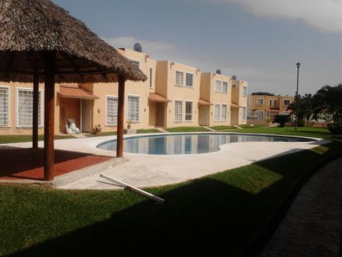 3 RECAMARAS, CONJUNTO PRIVADO, ALBERCA, PARA VACACIONAR