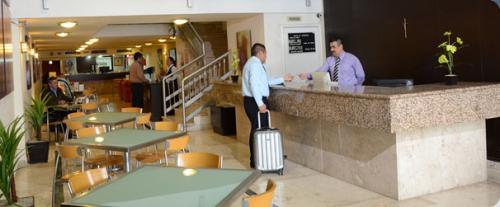 HOTEL DE 3 ESTRELLAS SOBRE AVENIDA MADERO EN CENTRO DE MONTERREY