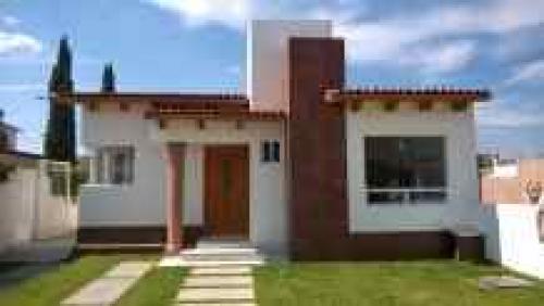 Hermosa Casa, Fraccionamiento Residencial Haciendas de Tequisquiapan. Todos los servicios. Grandes Áreas Verdes. Seguridad y Tranquilidad.