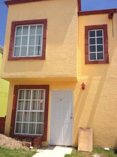 Casa a solo unas cuadras de Blvd. Santa Catarina x c4.