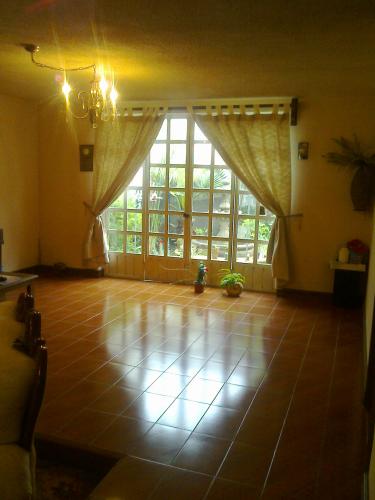 RENTO CASA SOLA SOBRE PASEO TOLLOCAN CON SALIDA RAPIDA AL DF