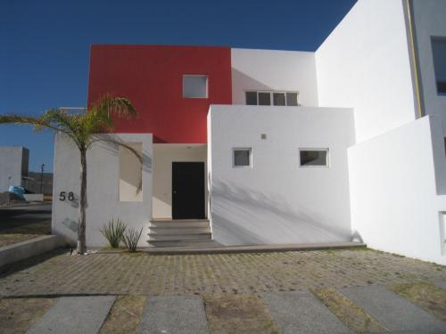  Renta Casa Amueblada, Preciosa en Clautros de la Catedral, Querétaro, Querétaro. Área común y Vigilancia.