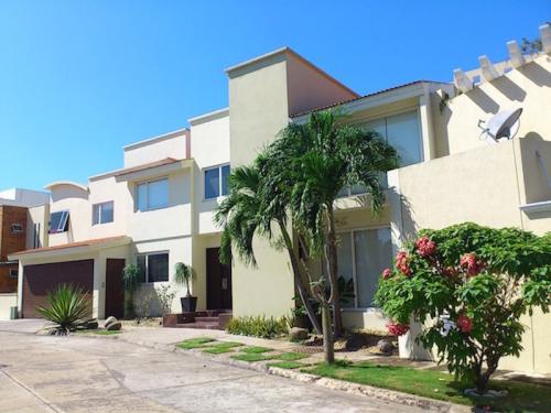 HERMOSA CASA DE LUJO EN RENTA, UBICADA EN EXCLUSIVO RESIDENCIAL PRIVADO.