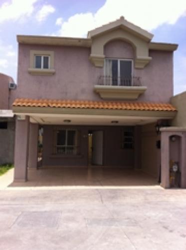 RENTO CASA A UN MINUTO DEL CENTRO COMERCIAL ALTARIA