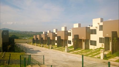 Casas residenciales solas 2 pisos 3 cuartos