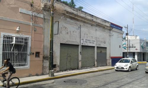 Edificio con tres cortinas metalicas