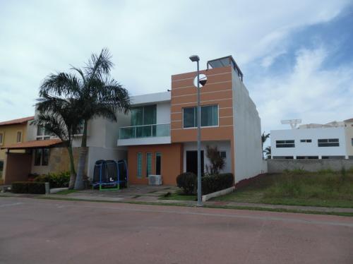 VENDO HERMOSA CASA EN EXCLUSIVO FRACCIONAMIENTO B NAYAR BAHIA DE BANDERAS