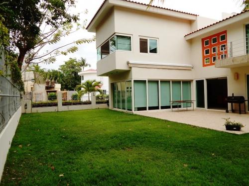 VENDO HERMOSA RESIDENCIA EN NUEVO VALLARTA ZONA EXCLUSIVA CERCA DE PLAYA