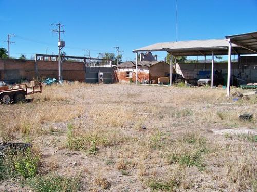 Terreno bardeado con 3 frentes ideal para su bodega en las Varas 