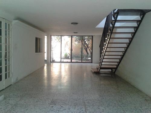 Casa para oficinas o giro comercial con uso de suelo mixto.