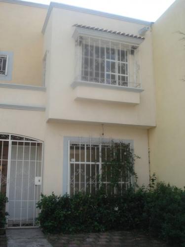Vendo casa en Hda del Valle II cerca del aeropuerto de Toluca