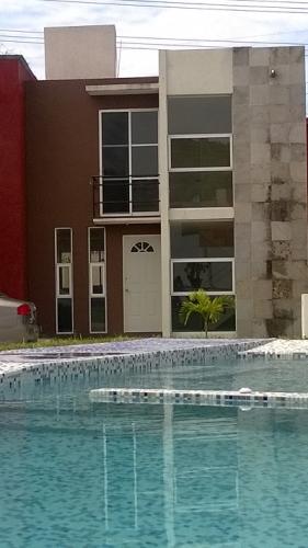 APROVECHA Hermosa casa a unos pasos del hospital del niño Morelense, del Issste y de universidades como la UTEZ