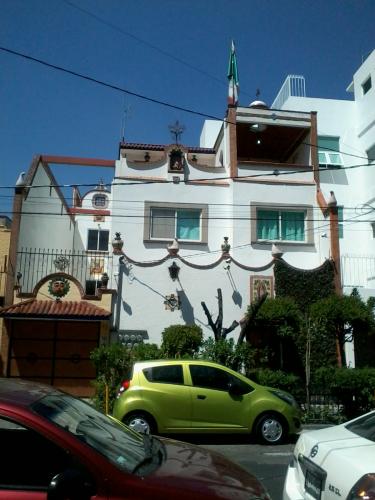 CASA CON 9 RECAMARAS EN LA COL. ROMA SUR