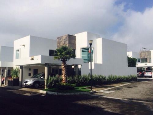 Casa seminueva en Amarena, en una de las mejores zonas de Metepec