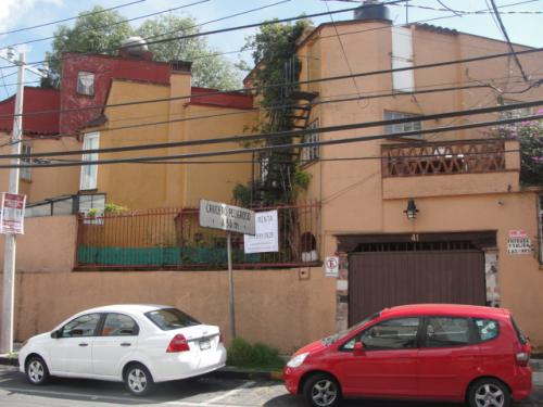 Comoda casa 2ctos c/baño,1coche, amplias estancias, zona de lujo,cerca de reforma,hospital, super 
