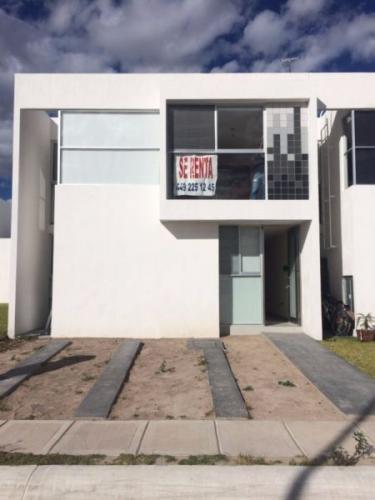 RENTO CASA NUEVA AL NORTE CON GIMNASIO Y ALBERCA