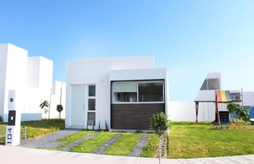 VENDO CASA NUEVA UNA PLANTA AL PONIENTE