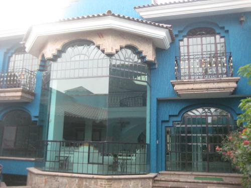 Av. De Los Abedules #276 Los Pinos