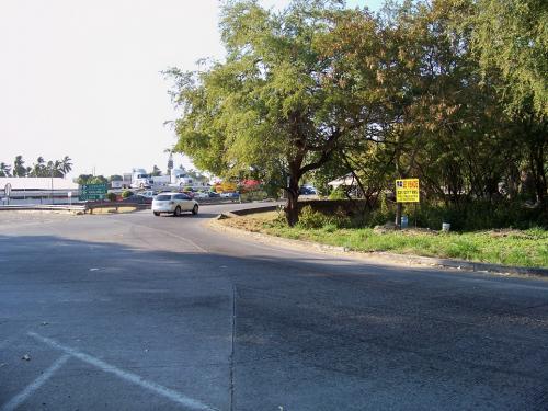 Excelente Esquina comercial sobre dos carreteras en Colima
