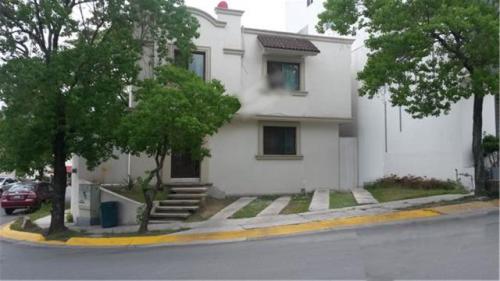CASA JARDINES DEL PASEO EN ESQUINA Y FRENTE A PARQUE. EXCELENTE OPORTUNIDAD.