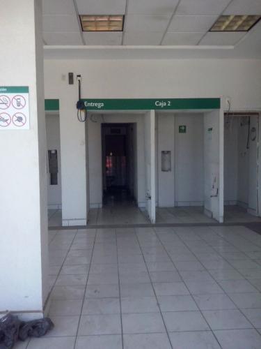 Muy amplio local sobre avenida