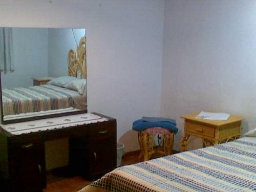 Recámara amueblada $ 2,800 mensual cochera internet sin aval