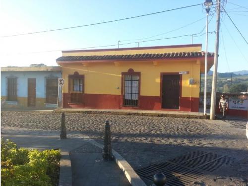 En el Parque Central Bonita Casa en Av. Hidalgo