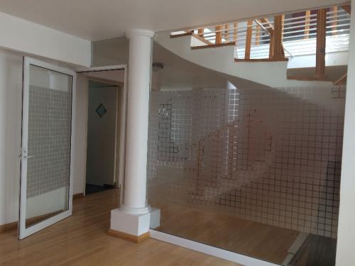 RENTO OFICINA 120 M2 BOSQUES DEL PRADO NORTE