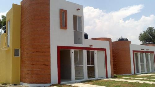 Casa en esquina con 40m2 de terreno excedente