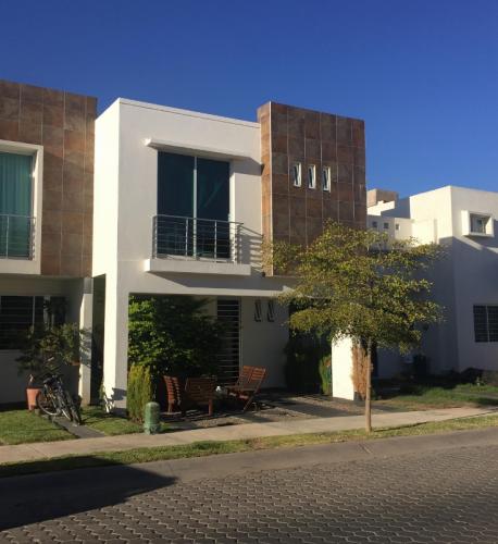 CASA EN CONDOMINIO RINCONADA DE LOS FRESNOS, 3 REC,  2.5 BAÑOS, CASA CLUB, ZONA REAL