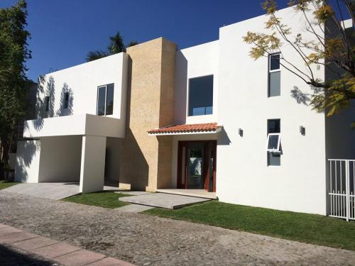 Venta o Renta de espectacular residencia en Klosters Sumiya, Jiutepec, Morelos.