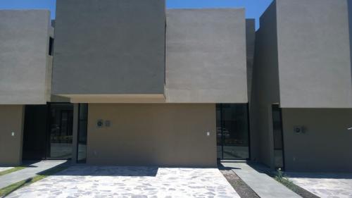 Renta de hermosa casa Nueva en Fracc. el Refugio, complejo Metropoli 22, Queretaro