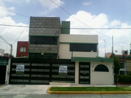 RESIDENCIA PRECIOSA Y DE BUEN TAMAÑO! Con Bonito Jardin, SATÉLITE.