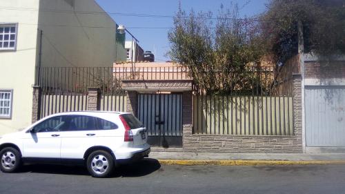 CASA DE UNA PLANTA CON DOS DEPARTAMENTOS ADICIONALES