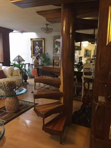 EXCELENTE RESIDENCIA EN RENTA CON BONITOS DETALLES DE MADERA.