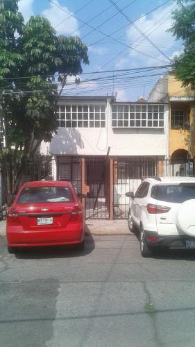 VENDO CASA BONITA EN VALLE DE LOS PINOS ATRAS DE SANTA MONICA