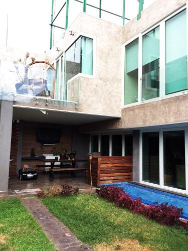 Magnífica residencia en Echegaray con canchas de Baseball 