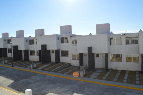 CASA LUJOSA UBICADA EN LAGO RESIDENCIAL