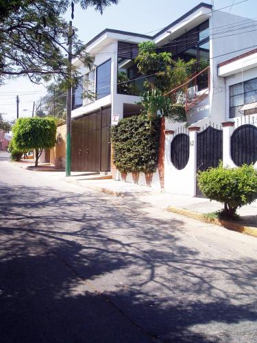 Amplia casa estilo moderno con área de oficinas independiente en Prados de Cuernavaca