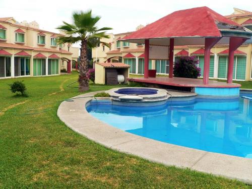 Hermosa casa residencial los mangos con alberca y cancha de tenis en Yautepec